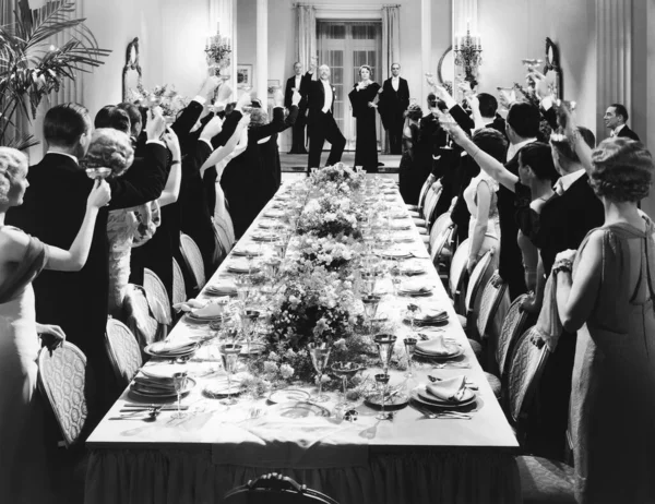 Hommes Femmes Levant Des Toasts Autour Table Manger Tout Célébrant Images De Stock Libres De Droits