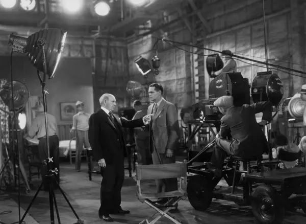 1930年代のスタイルの映画監督とグループ 黒と白の写真 — ストック写真