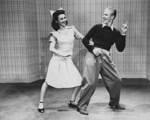 Full Längd Lyckliga Par Dansar Tillsammans Mot Vägg — Stockfoto