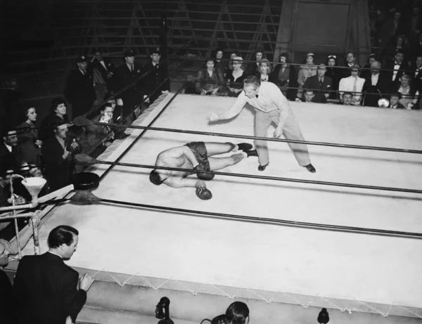 Rozhodčí Odpočítává Knockout Boxerském Ringu Obklopených Diváky — Stock fotografie