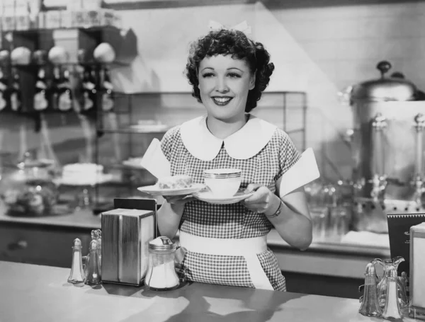Fiatal Pincérnő Kávéval Harapnivalóval Étteremben Stock Kép