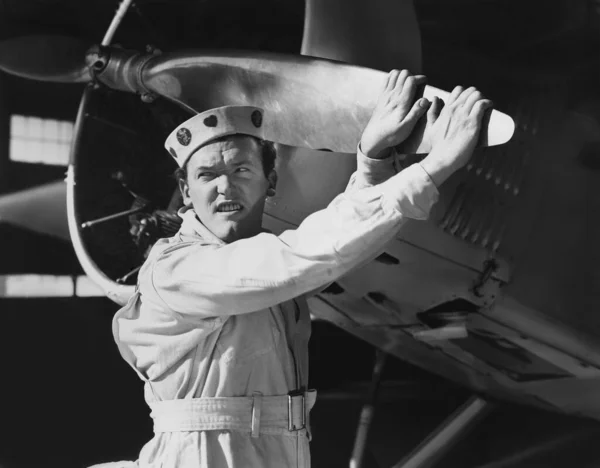 飛行機のプロペラを保持する航空エンジニア ロイヤリティフリーのストック写真