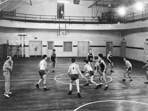 Drużyny Koszykówki Rywalizują Sobą Boisku — Zdjęcie stockowe