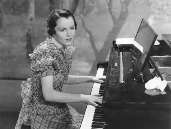 Schöne Junge Frau Spielt Klavier Während Sie Hause Auf Einem Stockbild