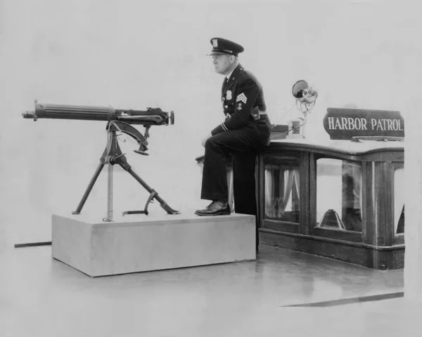 パトロールボートに機関銃を搭載した海軍士官 ストックフォト