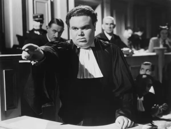 裁判所で鉛筆を指す自信のある男性弁護士 ロイヤリティフリーのストック画像