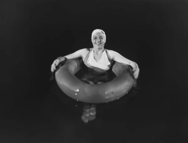 Портрет Улыбающейся Женщины Плавающей Трубкой Бассейне Ночью — стоковое фото