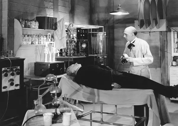 Зрелый Мужчина Врач Осматривает Пациента Лежащего Кровати Больнице Лицензионные Стоковые Изображения