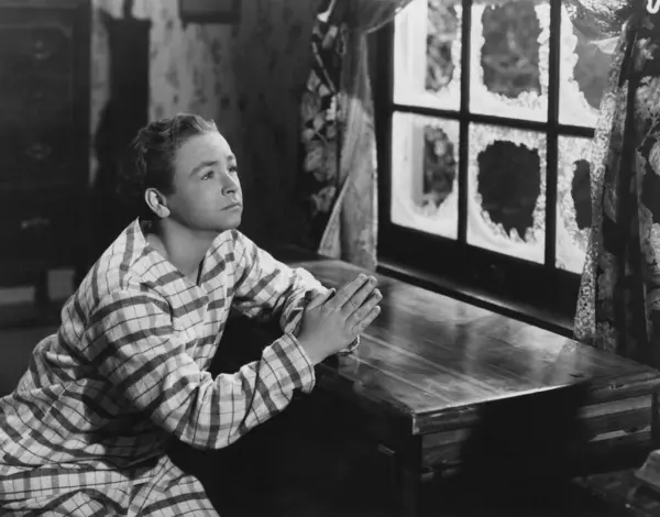 Fiatal Férfi Kézszorítással Pizsamában Törött Ablaküveggel Otthon Jogdíjmentes Stock Képek