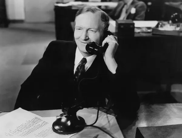 Портрет Бизнесмена Разговаривающего Телефону Черно Белое Фото Стиле 1930 Годов Стоковое Фото