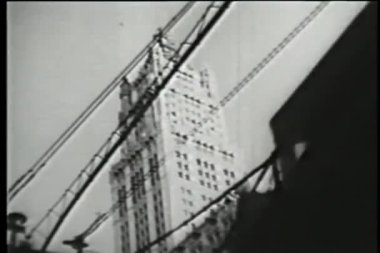 gökdelenin arkasında yükseltilmiş metro, 1930'larda düşük açılı görünüş