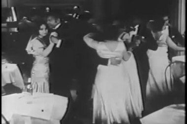 çiftler grup ise gece kulübünde dans çalış, 1930'larda