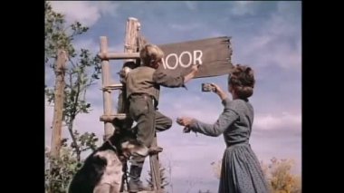 Çocuk merdiven boya bir işareti, 1950'lerde yardımcı kadın