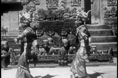 Polinezyalı dansçılar ve müzisyenler tapınağın önünde gösteri yapıyorlar.