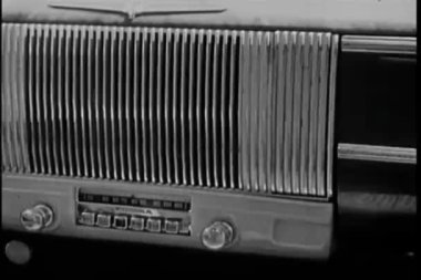 1940'larda radyo hareket eden bir arabanın içinde yakın çekim