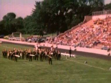 Lise futbol maçında, 1980'lerde yürüyen bant zoom