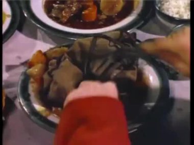 1940 'larda yemek tabağına tuz ve kesme kesesi eklenmiş.