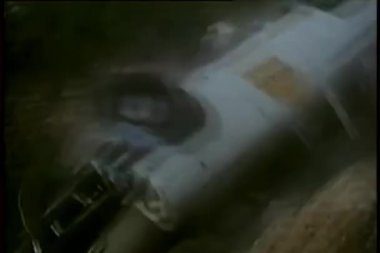 1970'lerde araba yokuş aşağı düşen ve smashing