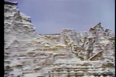 Adam dağ arazi üzerinden motosiklet binme