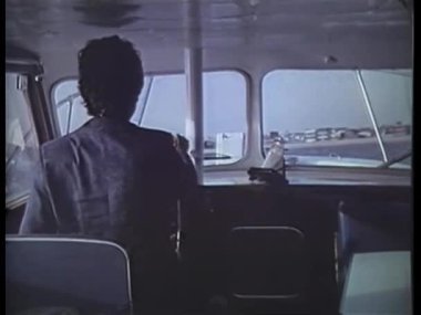 Sürat teknesi kullanan adamın arka görünümü, 1970'ler