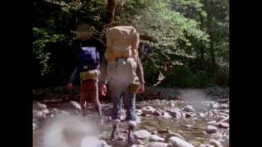 1970'lerde akışı, kayalar üzerinde yürüyen iki yürüyüşçü