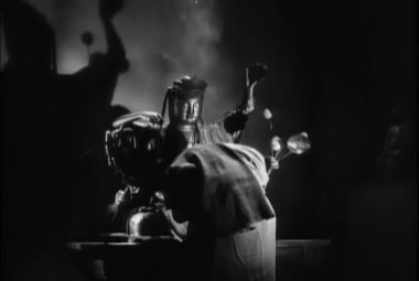 Adam gibi adam dua ediyor, 1930'larda ile bıçak heykelin saklanıyor
