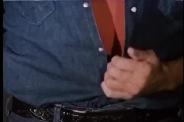 adam silah gömleğinin sıkışmış kaldırma