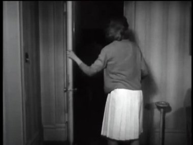 Kapıyı kapatma ve zincir kilidi ile 1960'larda kilitleme kadın arkadan görünüş