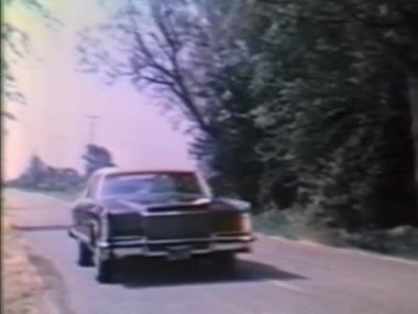 Cadillac 1970 'lerde kır evinin girişine doğru sürüyordu.