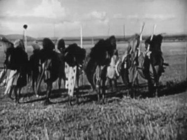 Afrikalı erkekler 1940 'larda savaş dansı yapıyorlar.