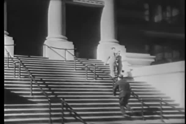 Široký Záběr Člověka Běží Nahoru Schodech Budovy建物に階段を走っている男のワイド ショット — ストック動画