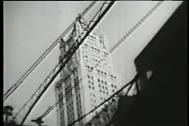 Vista Angolo Basso Del Grattacielo Dietro Metropolitana Sopraelevata 1930 — Video Stock