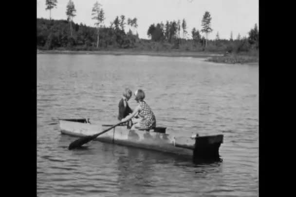 Kleine Mädchen Rudern Mit Einem Boot Über Einen Fluss — Stockvideo