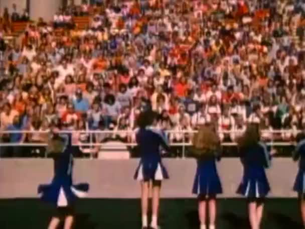 Ponpon Kızlar Lise Futbol Maçında Seyirci 1980 Yıllarda Karşı Karşıya — Stok video