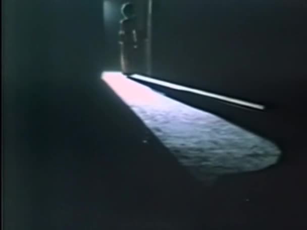 1970年代 ダークルームに入る女性のシルエット — ストック動画