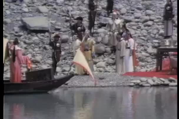 Orientalische Person Auf Hausboot Flussabwärts Treibend — Stockvideo