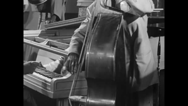 Medium Skjuten Musiker Spelar Kontrabas Och Piano Band 1950 Talet — Stockvideo