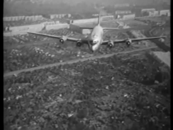 Літак Летить Над Міським Пейзажем 1940 — стокове відео