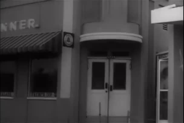 Vue Latérale Homme Passant Devant Dîner Los Angeles Années 1950 — Video