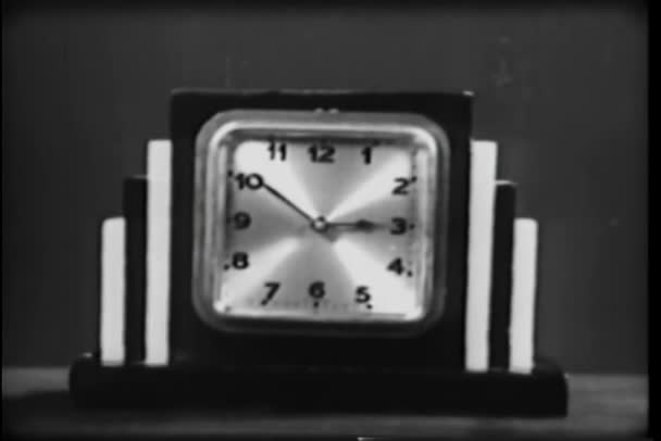 Close Relógio Art Deco Mostrando Transição Temporal — Vídeo de Stock