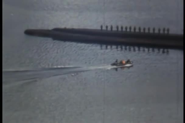 Motorboat Aproximando Submarino Vintage Footage — Vídeo de Stock