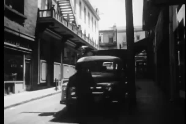 Άνθρωπος Αναρρίχηση Vintage Αυτοκίνητο Και Μέχρι Δρόμο Φως — Αρχείο Βίντεο