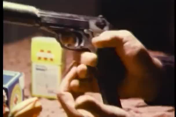 Pistola Carga Manos Con Silenciador — Vídeo de stock