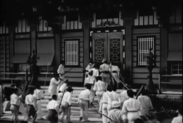 Vista Trasera Aldeanos Armados Colándose Templo 1930 — Vídeo de stock