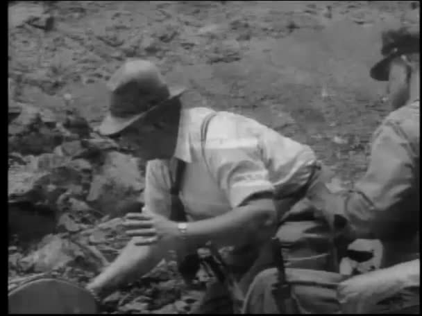 Trabalhadores Bulldozer Envolvidos Escavação Rochas 1950 — Vídeo de Stock