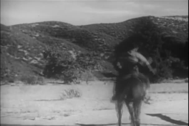 Hommes Cheval Galopant Campagne Années 1930 — Video