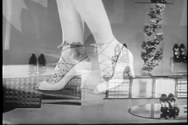 蒙太奇的妇女试穿鞋子和配件 — 图库视频影像