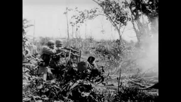 Soldados Atirando Arbustos 1940 — Vídeo de Stock