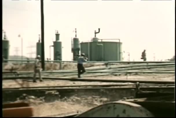 Weitschossene Männer Laufen Über Ölfeld — Stockvideo