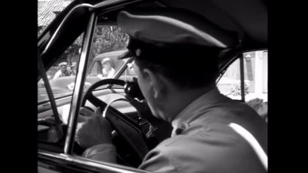 Oficer Samochodzie Policji Wzywając Tworzenia Kopii Zapasowych — Wideo stockowe